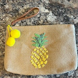 Adorable straw like wristlet.